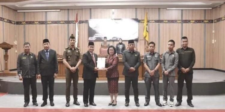 FOTO: DIANTARESA/MATA KALTENG - Bupati Kotim saat menyerahkan rancangan Perda kepada DPRD Kotim. FOTO: DIANTARESA/MATA KALTENG - Bupati Kotim saat menyerahkan rancangan Perda kepada DPRD Kotim.