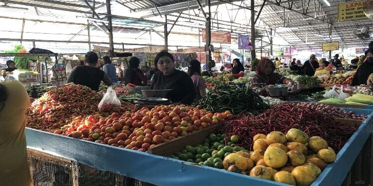 FOTO : DIAN TARESA/MATAKALTENG - Suasana pasar tradisional di Kota Sampit.