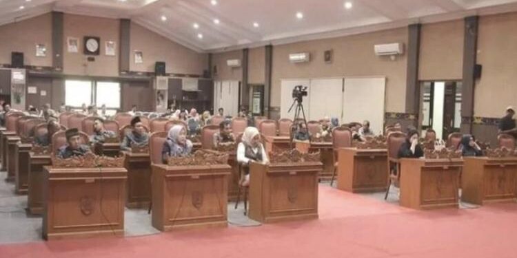 FOTO : DIAN TARESA/MATA KALTENG - Rapat paripurna DPRD Kotim bersama Pemkab Kotim