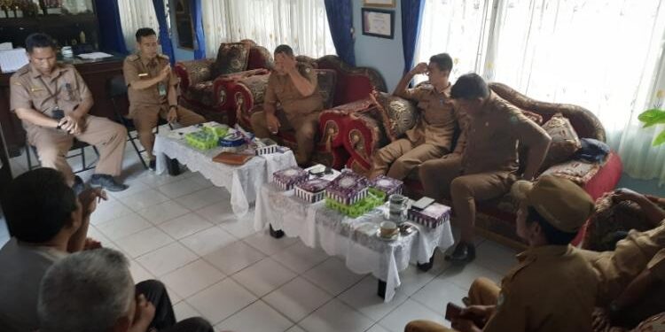 FOTO :Kecamatan/MATAKALTENG - Camat Kota Besi Gusti Mukafi saat menyambut kedatangan sejumlah kepala desa.