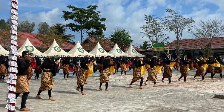 FOTO : DIAN TARESA/MATAKALTENG - Pelajar di Kotim saat menarikan tarian nusantara.