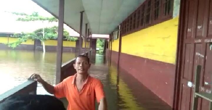 FOTO : Dok/MATA KALTENG - Salah satu sekolah di Kotim saat terendam banjir.
