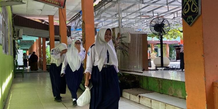 FOTO : DIAN TARESA/MATA KALTENG - Peserta didik yang bersekolah saat Ramadan.