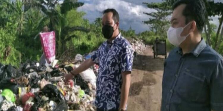 FOTO : DOK/MATAKALTENG - Sampah yang meluber di badan Jalan Sawit Raya, Sampit.