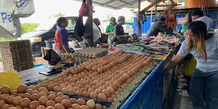 FOTO : DIAN TARESA/MATA KALTENG - Pedagang telur di Kota Sampit.