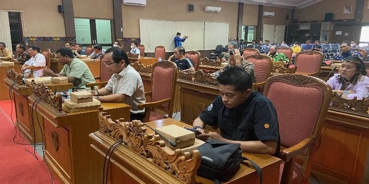FOTO : DIAN TARESA/MATA KALTENG - Rapat dengar pendapat pemberian izin pendirian toko ritel modern di Kota Sampit diduga tidak sesuai peraturan daerah.