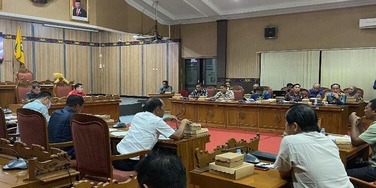 FOTO : DIAN TARESA/MATA KALTENG - Pemkab Kotim saat menghadiri RDP pedagang kecil dan ritel modern.