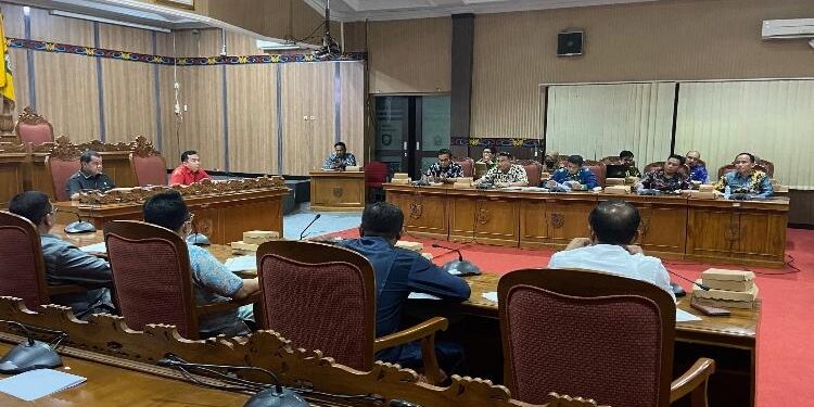 FOTO : DIAN TARESA/MATA KALTENG - RDP pedagang kecil dengan pemilik ritel modern dan pemerintah.