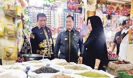 FOTO : IST/MATA KALTENG - Bupati Kotim saat sidak harga di pasar.