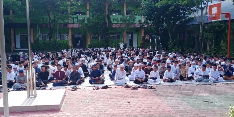 FOTO : DIAN TARESA/MATA KALTENG - Peserta didik SMPN 2 Sampit yang mengikuti dzikir bersama, Selasa 21 Maret 2023.
