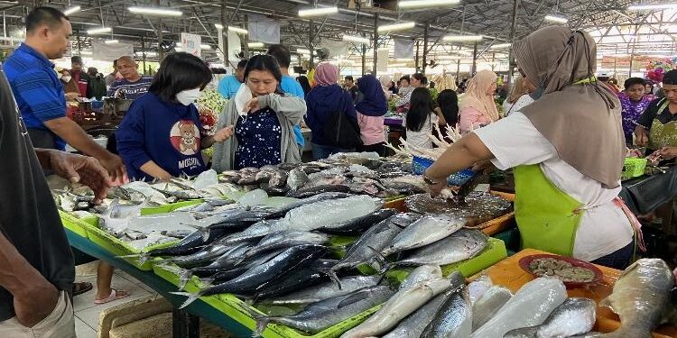 FOTO : DIAN TARESA/MATA KALTENG - Suasana di pasar ikan Kota Sampit.