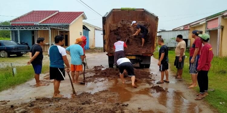 FOTO : DIAN TARESA/MATA KALTENG - Warga Jalan Saudara saat memperbaiki jalan.
