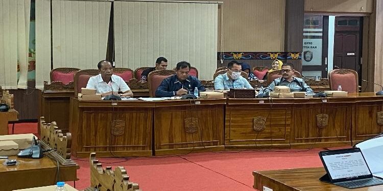 FOTO : DIAN TARESA/MATA KALTENG - RDP pedagang kecil dan ritel modern.