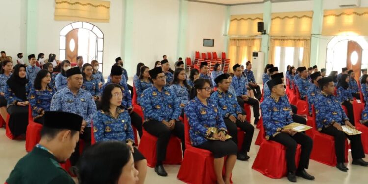 FOTO : SID/MATA KALTENG - Puluhan CPNS tahun 2021 diambil sumpah janji dan menerima SK pengangkatan PNS, di GPU Damang Batu, Senin, 27 Februari 2023.