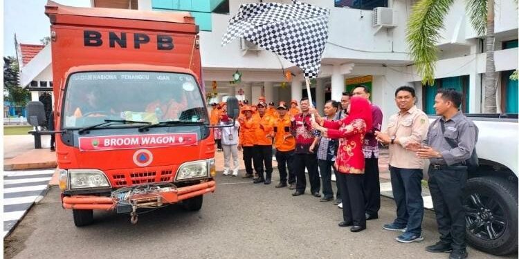 FOTO: OLIVIA/MATAKALTENG - Pelepasan paket bantuan sosial secara simbolis bertempat di Halaman Kantor Bupati Barito Selatan.
