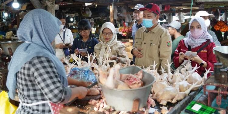 FOTO: IST/MATAKALTENG - Pemantauan stok pasokan dan harga pangan di sejumlah pasar Kota Sampit, Kabupaten Kotawaringin Timur.