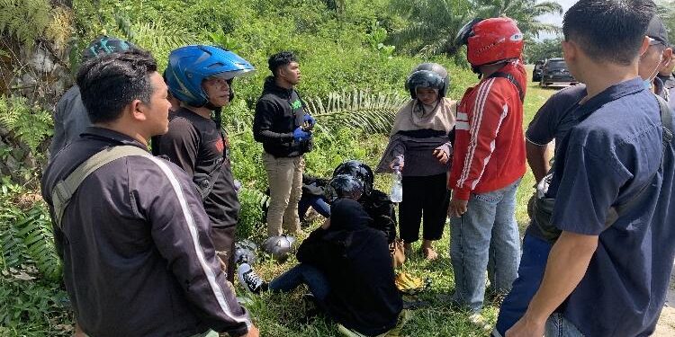 FOTO: SUMA/MATAKALTENG - Korban Kecelakaan di Jalan Tjilik Riwut KM 15 saat di evakuasi warga.