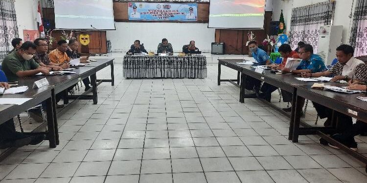 FOTO : DISKOMINFO SANTIK/MATA KALTENG - Bupati Gumas Jaya Samaya Monong yang diwakili Staf Ahli Bupati bidang Kemasyarakatan dan SDM Yansiterson, didampingi Asisten III Letus Guntur dan Kepala Bappedalitbang Yantrio Aulia memimpin rapat monitoring dan evaluasi capaian TPB/SDGs tahun 2023, di aula kantor bappedalitbang, Jumat, 14 April 2023.
