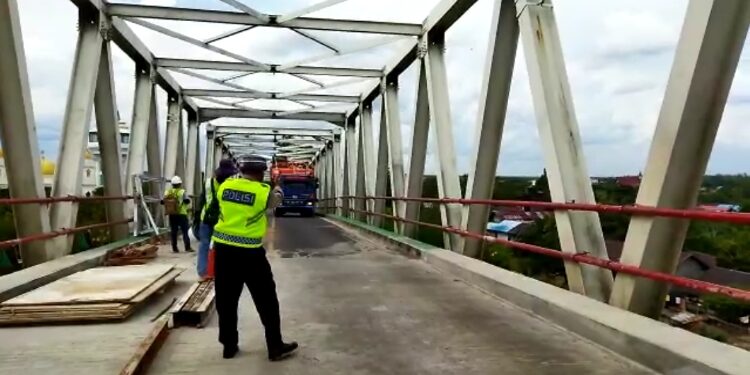 FOTO : IST/MATAKALTENG - Proses uji coba kekuatan lantai beton jembatan dengan beban hingga 28 ton. 