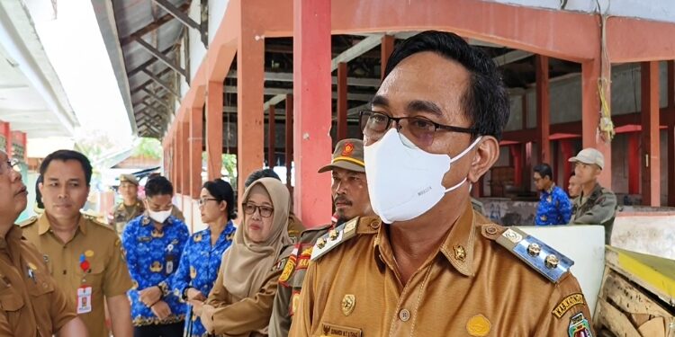 FOTO: ANR/MATAKALTENG - Wakil Bupati Katingan Sunardi N.T Litang, saat melakukan Sidak ke tempat bangunan pasar Kota Kasongan. 