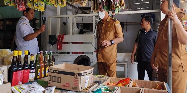 FOTO : ANR/MATAKALTENG - Wakil Bupati Katingan Sunardi N.T Litang, saat melaksanakan Sidak harga bahan pokok menjelang lebaran di sejumlah pasar Kota Kasongan. 