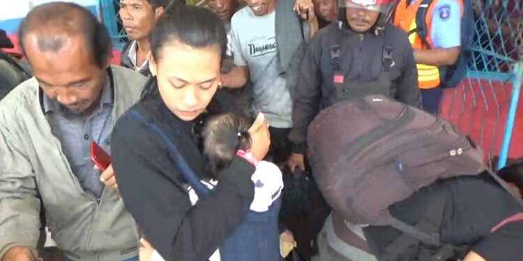 FOTO: DOK DEVIANA/MATAKALTENG - Ratusan warga pemudik melalui jalur laut di Sampit awal Ramdan lalu.