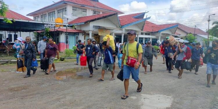 FOTO : DEVIANA/MATAKALTENG - Ratusan pemudik yang dari Pelabuhan Sampit yang akan berangkat ke Jawa, Selasa 11 April 2023.