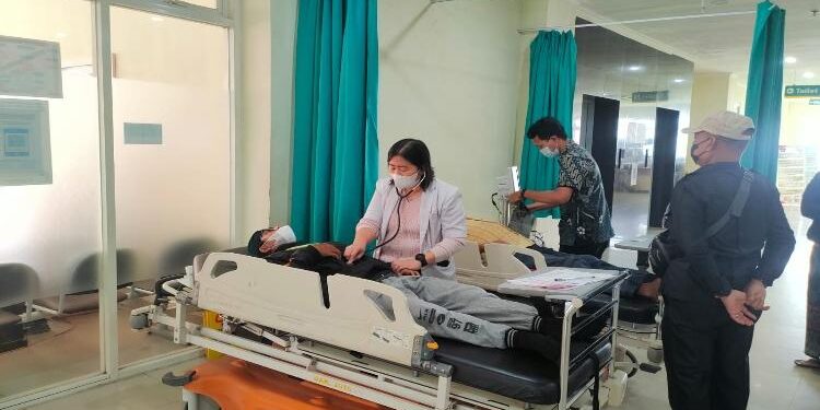 FOTO : DEVIANA/MATAKALTENG - Pemeriksaan oleh pasien keracunan oleh tim medis di UGD RSUD dr Murjani Sampit, Sabtu 1 April 2023.