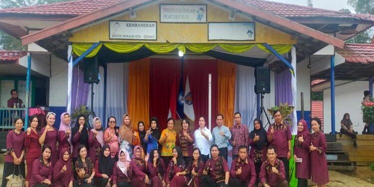 FOTO: IST/MATALALTENG - Anggota DPRD Murung Raya (Mura), Susilo turut menghadiri kegiatan panen raya projek penguatan profil pelajar Pancasila.