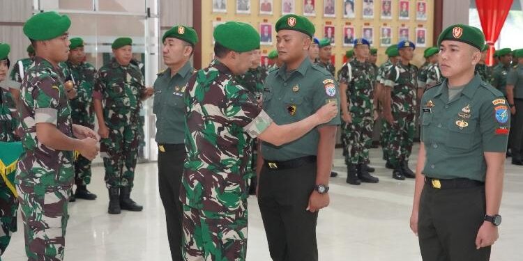 FOTO: RIZAL/MATAKALTENG - Prosesi upacara kenaikan pangkat di Makorem 102/Pjg.
