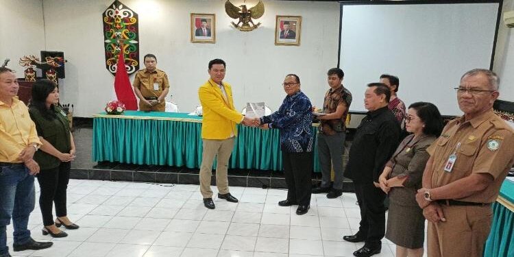 FOTO : DEVIANA/MATAKALTENG - Kepala Sub Auditorat BPK RI Perwakilan Kalteng Tukino saat menyerahkan LHP kepada partai politik, Selasa 4 April 2023.
