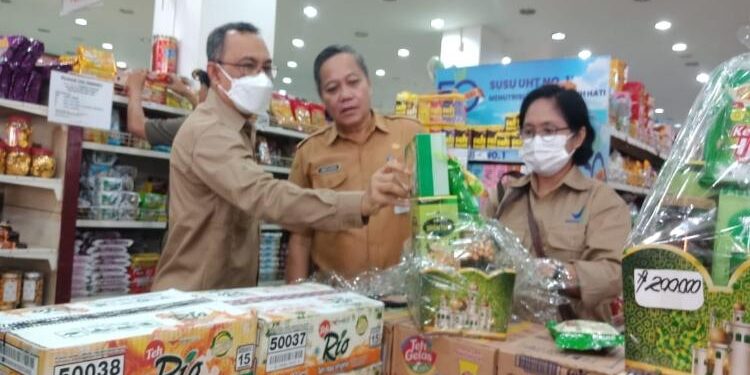 FOTO : DEVIANA/MATAKALTENG - Kepala Dinas Kesehatan, Umar Kaderi, inspeksi mendadak di sebuah minimarket, Selasa, 4 April 2023.