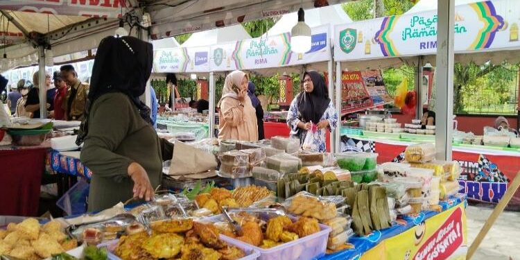 FOTO: AGUS/MATA KALTENG - Masyarakat kotim saat mengunjungi pasar Ramadan di Taman Kota Sampit.
