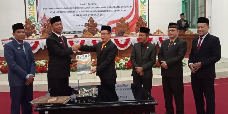 FOTO : AKH/MATAKALTENG - Bupati Sukamara Windu Subagio saat menerima Rekomendasi dan Catatan Strategis LKPj Tahun 2022