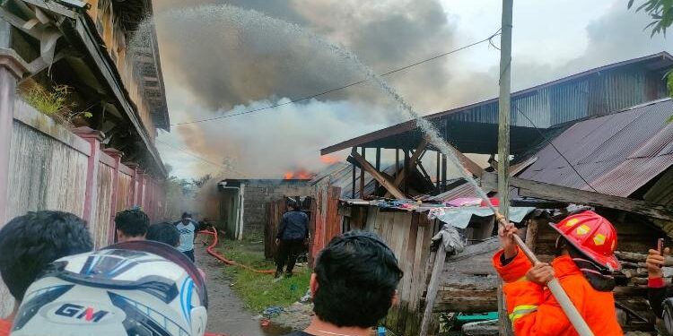 FOTO: AGUS/MATA KALTENG- Petugas sedang berjibaku memadamkan api. Rabu, 5 April 2023.