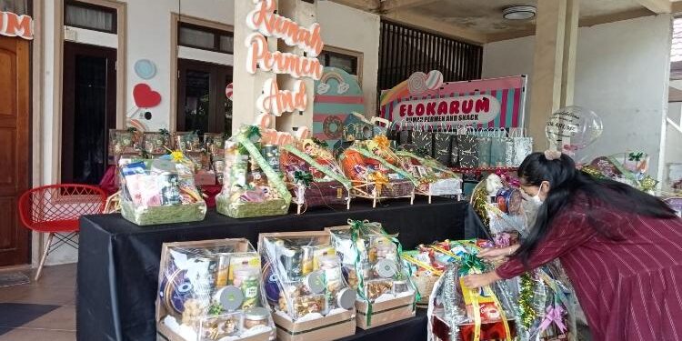 FOTO: AGUS/MATA KALTENG - Salah satu penjual hampers lebaran di Kota Sampit.