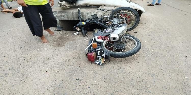 FOTO: IST/MATA KALTENG - Kondisi motor korban saat menabrak mobil Avanza di Terowongan Nur Mentaya, Kota Sampit, Jumat 7 April 2023.
