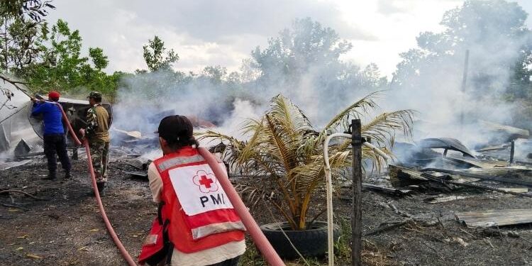 FOTO: AGUS/MATA KALTENG - Para petugas sedang berjibaku melakukan pemadaman api di lokasi kejadian kebakaran, Sabtu 8 April 2023.