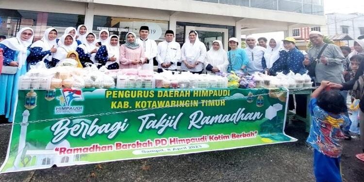 FOTO: DISDIK/MATA KALTENG - Berbagi takjil gratis Himpaudi bekerjasama dengan Disdik Kotim, Sabtu 8 April 2023.