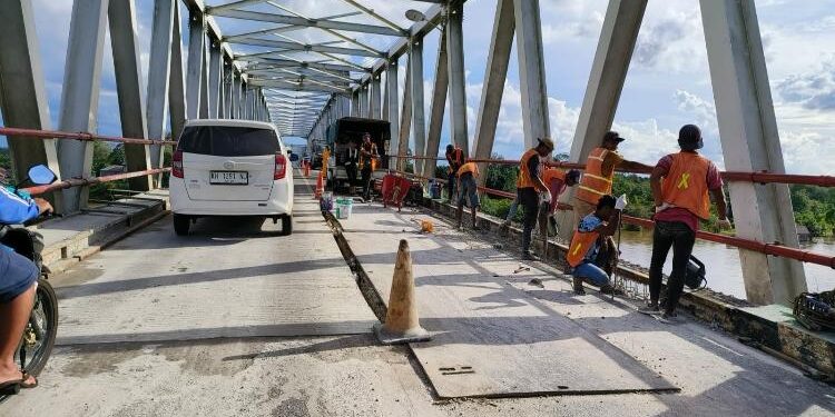 FOTO : ANR/MATAKALTENG - Perbaikan lantai jalan Jembatan Sei Katingan Kota Kasongan, Kabupaten Katingan. 