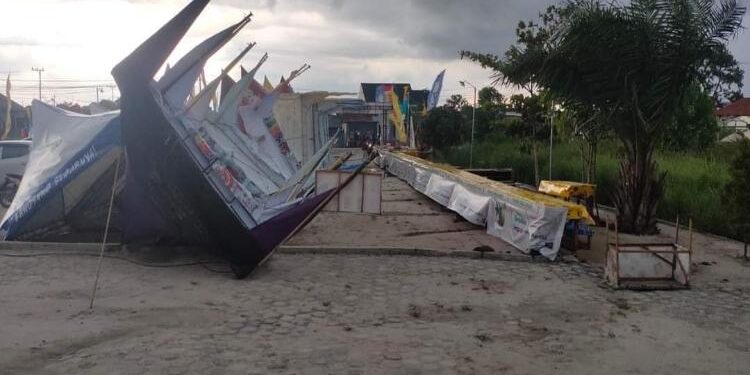 FOTO: RIZAL/MATAKALTENG - Tenda di Pasar Ramadhan Jalan Kecipir yang roboh akibat diterpa angin.