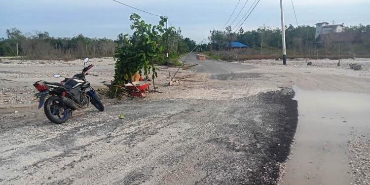 FOTO : RAYANIATIE DJANGKAN/MATA KALTENG - Kondisi ruas jalan kabupaten, tepatnya di perbatasan Kelurahan Tampang Tumbang Anjir dan Desa Tanjung Riu, Kecamatan Kurun yang kembali rusak, pekan lalu.