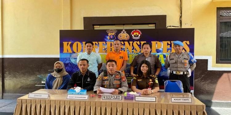 FOTO: IST/MATA KALTENG - Wakapolres Seruyan, Kompol Hendry (dua dari kanan depan) saat memimpin jalannya agenda pemusnahan barang bukti sabu di Mapolres Seruyan, Selasa 11 April 2023.