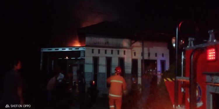 FOTO : IST/MATAKALTENG - Petugas Pemadam saat memadamkan api di rumah Budiyanto, Selasa 11 April 2023.