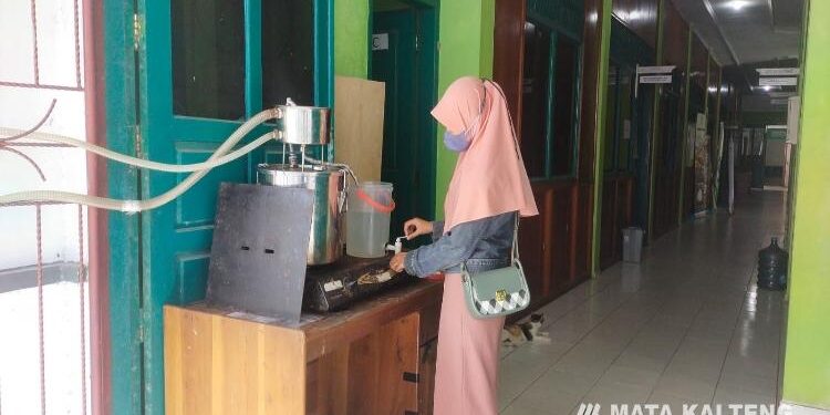FOTO: AKH/MAKA - Petugas DKPP Sukamara saat menyuling minyak Atsiri.