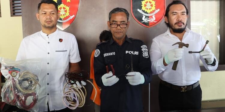 FOTO: RIZAL/MATAKALTENG - Kasat Reskrim Polresta Palangka Raya, Kompol Ronny M. Nababan (pojok kiri), pada saat menunjukkan barang bukti.