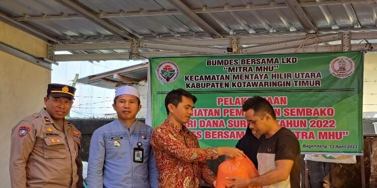 FOTO : IST/MATAKALTENG - Camat MHU Muslih saat menyerahkan paket sembako, Kamis 13 April 2023.