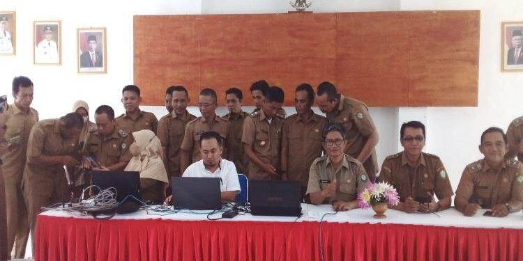 FOTO : DOK DEVIANA/MATAKALTENG - Pelayanan aktivasi IKD di Kecamatan MHS, Rabu 12 April 2023.