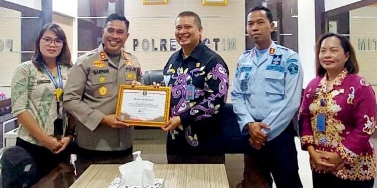 FOTO: IST/MATAKALTENG - Kapolres Kotim (baju Polisi) bersama Kakanwil Kemenkumham Kalteng, Dr.Hendra Ekaputra (batik) dengan Kalapas Kelas IIB Sampit Agung Supriyanto (Biru), Kamis, 13 April 2023.