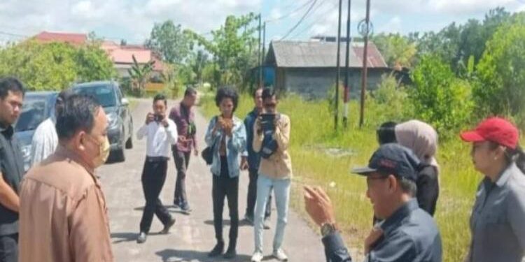 FOTO: OLIVIA/MATAKALTENG - Pengecekan progres pembangunan Jalan Banama Tingang.